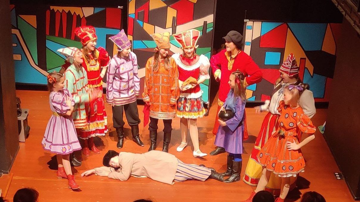 Когда театр говорит сердцем: благотворительный показ спектакля «Емеля-лодырь?» на сцене «Арт-Театра»